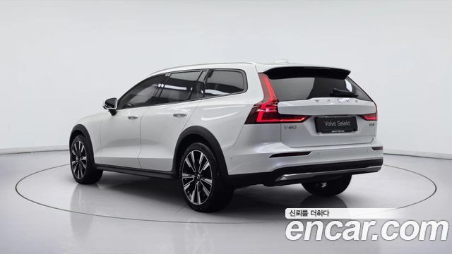 Volvo V60 B5 Ultra AWD — пробег 4 175 км — фото 2 из 5