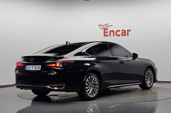 Lexus ES Executive — пробег 5 820 км — фото 2 из 5