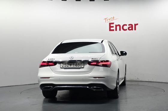 Mercedes-Benz E-Class E220d 4MATIC AMG Line — пробег 86 945 км — фото 4 из 5