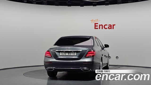 Mercedes-Benz E-Class E220d Avantgarde — пробег 106 576 км — фото 4 из 5