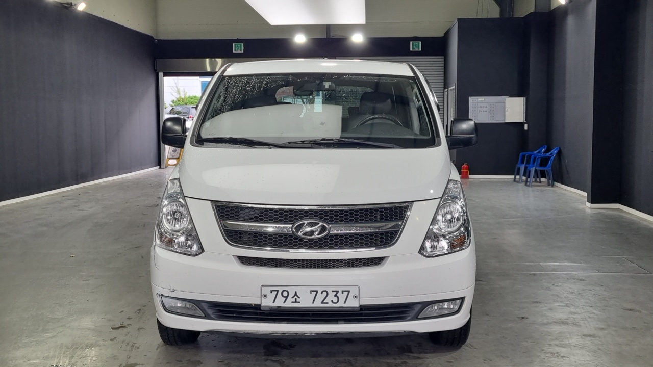 Hyundai Starex 12-Seater Wagon CVX Luxury — пробег 255 616 км — фото 3 из 5