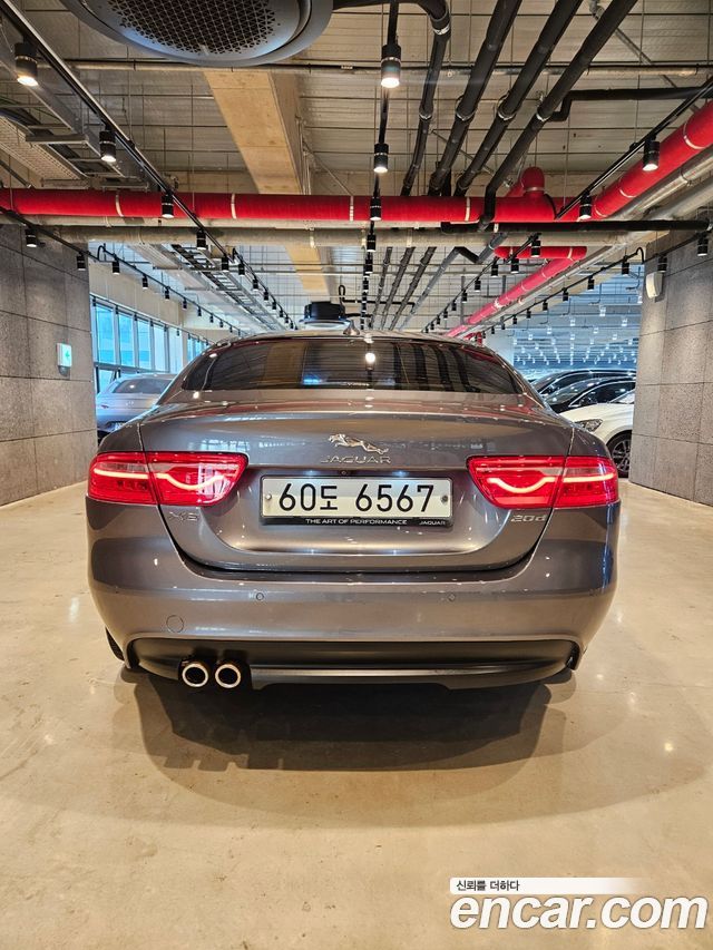 Jaguar XE 20d Prestige — пробег 120 000 км — фото 4 из 5
