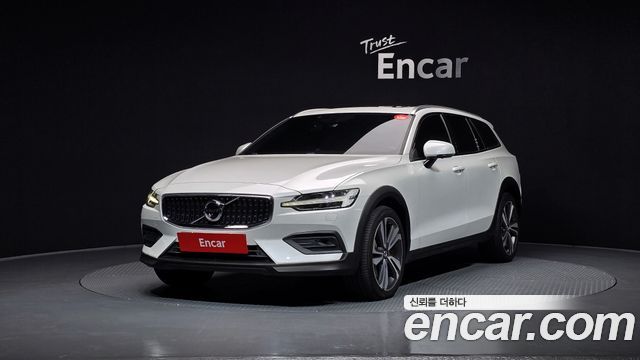 Volvo V60 T5 Pro AWD — пробег 70 447 км — фото 1 из 5