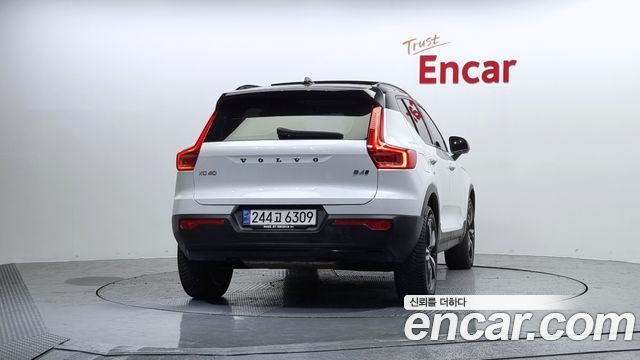Volvo XC40 B4 R-Design — пробег 126 093 км — фото 4 из 5