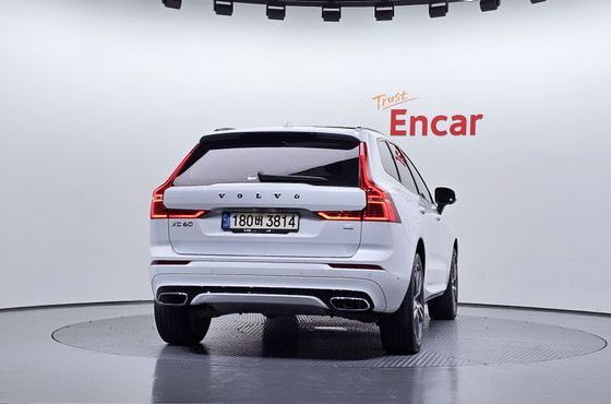 Volvo XC60 T8 R-Design — пробег 40 048 км — фото 4 из 5