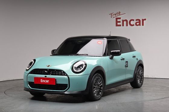 Mini Cooper 5Door Essential — пробег 2 267 км — фото 1 из 5
