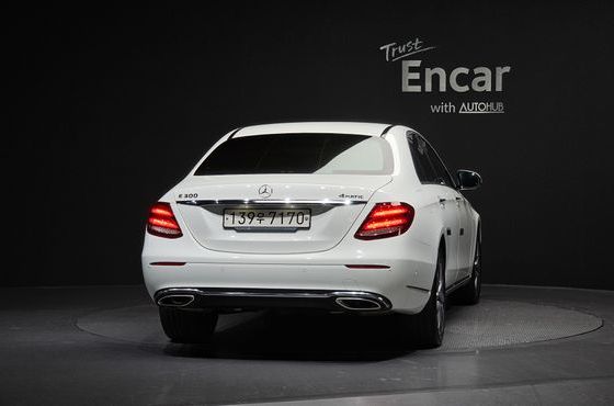 Mercedes-Benz E-Class E300 4MATIC Exclusive — пробег 68 900 км — фото 4 из 5