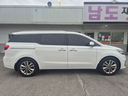 Kia Carnival 9-seater Prestige — пробег 208 000 км — фото 4 из 5