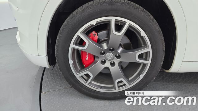 Maserati Levante из Кореи Encar