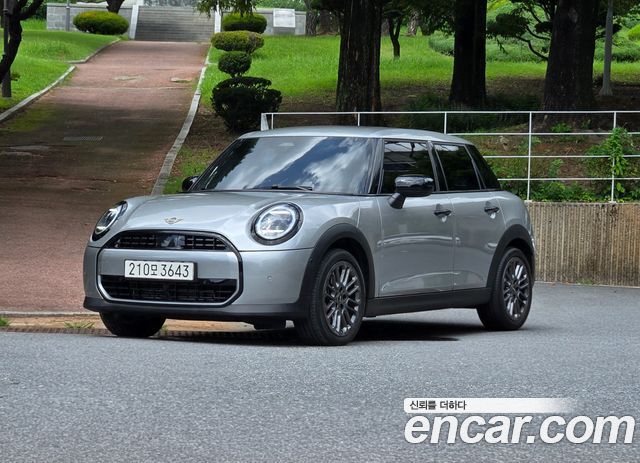 Mini Cooper 5Door Essential — пробег 5 671 км — фото 1 из 5