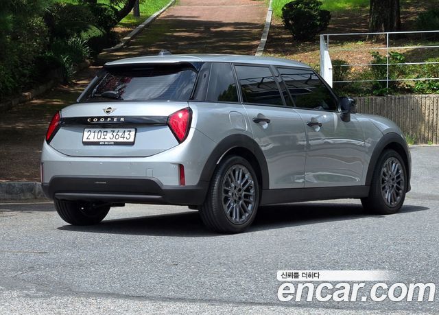 Mini Cooper 5Door Essential — пробег 5 671 км — фото 4 из 5