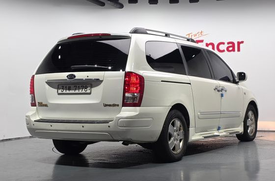 Kia Carnival LIMITED Limousine 9-seater — пробег 273 340 км — фото 2 из 5