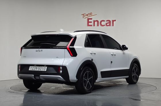 Kia Niro Prestige — пробег 7 852 км — фото 2 из 5
