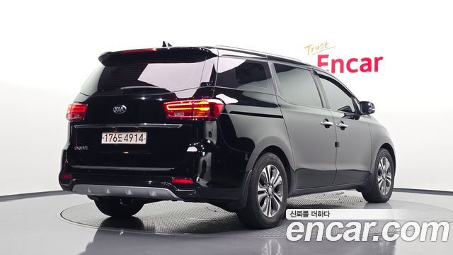 Kia Carnival 9-Seater Luxury — пробег 76 965 км — фото 2 из 5