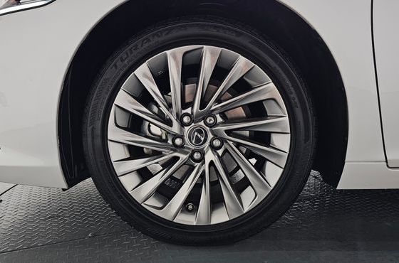 Lexus ES Luxury Plus — пробег 18 194 км — фото 5 из 5