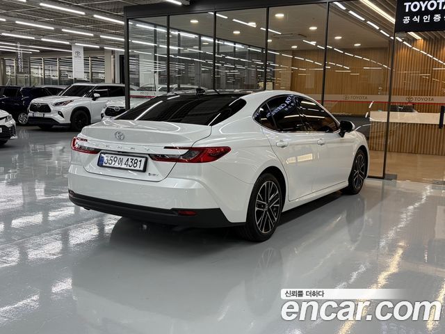 Toyota Camry 2.5 XLE Premium Hybrid — пробег 9 178 км — фото 2 из 5
