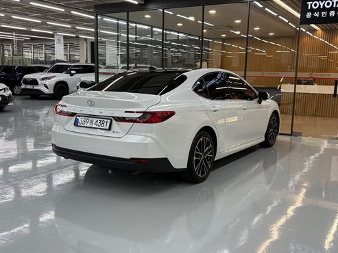 Toyota Camry 2.5 XLE Premium Hybrid — пробег 9 178 км — фото 2 из 5