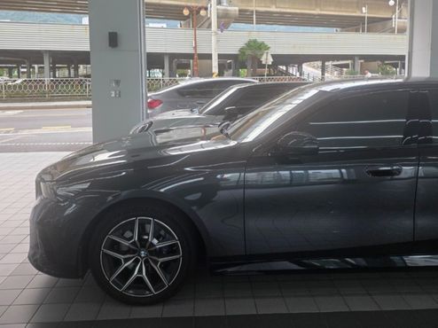 BMW 5-Series 520i M Sport — пробег 16 000 км — фото 2 из 5