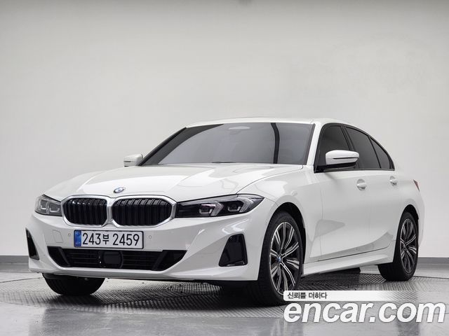BMW 3-Series 320i — пробег 4 227 км — фото 1 из 5