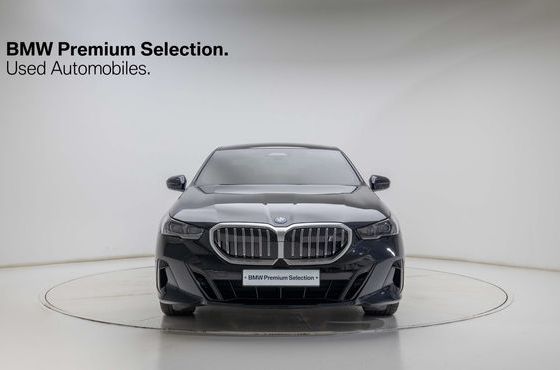 BMW i5 eDrive 40 M Sport — пробег 5 790 км — фото 2 из 5