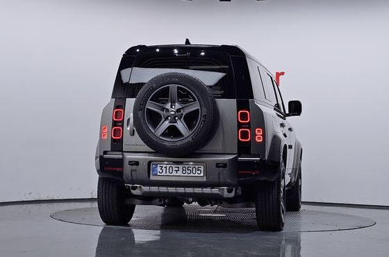 Land Rover Defender 110 P300 X-Dynamic SE — пробег 10 836 км — фото 4 из 5