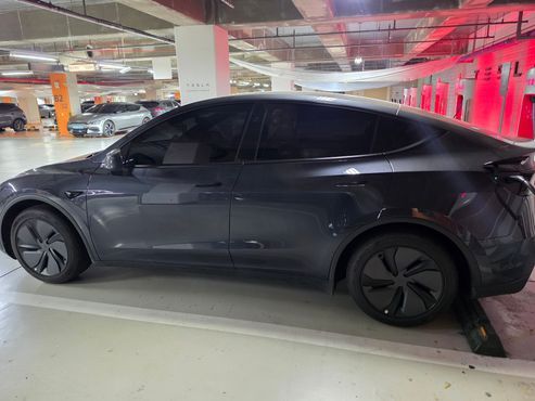 Tesla Model Y Premium RWD — пробег 12 800 км — фото 4 из 5