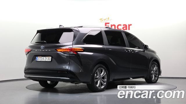 Toyota Sienna 2.5 Hybrid 2WD — пробег 9 846 км — фото 2 из 5