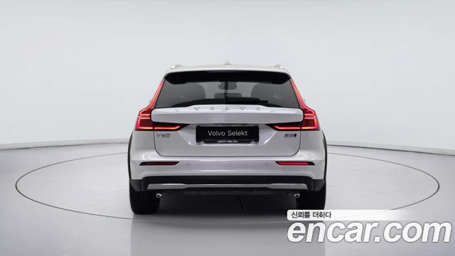 Volvo V60 B5 Ultra AWD — пробег 874 км — фото 4 из 5