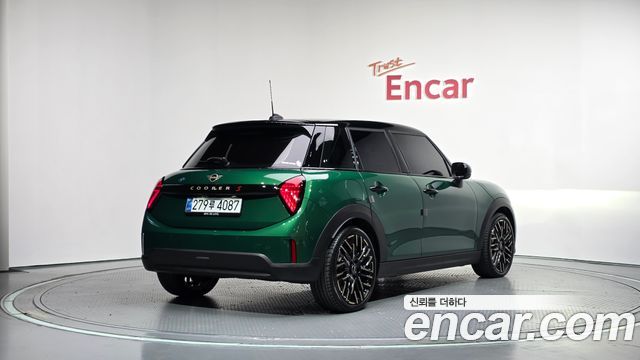 Mini Cooper 5 Door Favoured — пробег 7 323 км — фото 2 из 5