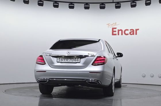 Mercedes-Benz E-Class E220d 4MATIC Exclusive — пробег 82 498 км — фото 4 из 5