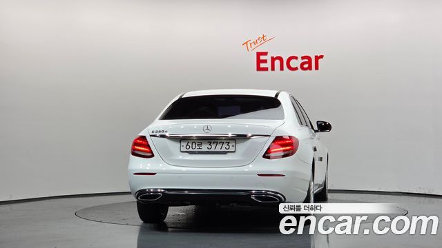 Mercedes-Benz E-Class E220d Avantgarde — пробег 156 224 км — фото 4 из 5