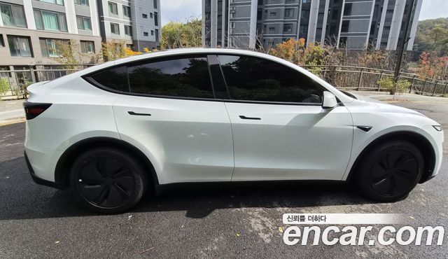 Tesla Model Y Premium RWD — пробег 2 264 км — фото 4 из 5
