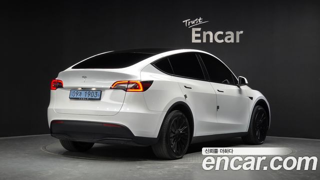 Tesla Model Y Standard Range RWD — пробег 61 327 км — фото 2 из 5