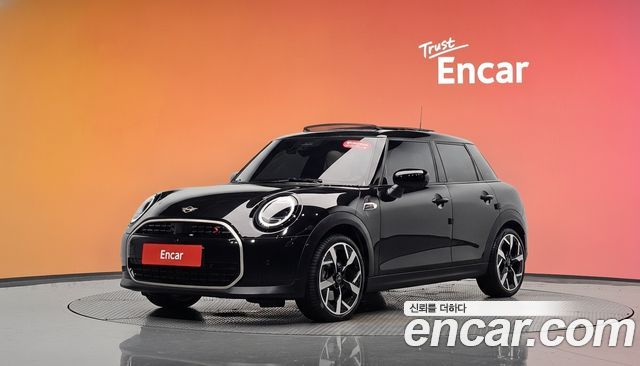 Mini Cooper 5 Door Favoured — пробег 4 413 км — фото 1 из 5