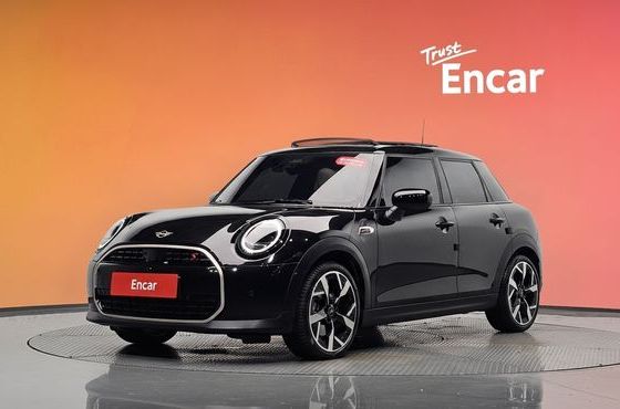 Mini Cooper 5 Door Favoured — пробег 4 413 км — фото 1 из 5