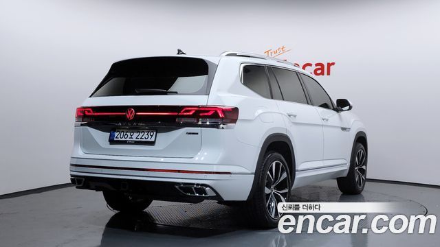 Volkswagen Atlas 2.0 TSI R-LINE 7-Seater — пробег 4 880 км — фото 2 из 5