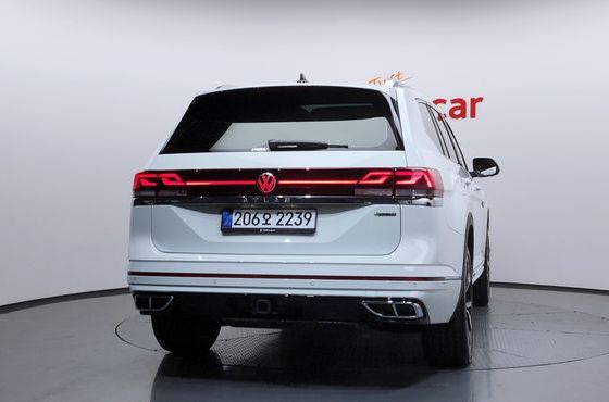 Volkswagen Atlas 2.0 TSI R-LINE 7-Seater — пробег 4 880 км — фото 4 из 5