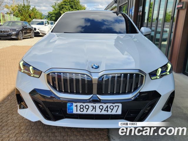 BMW 5-Series 520i M Sport — пробег 1 300 км — фото 1 из 5