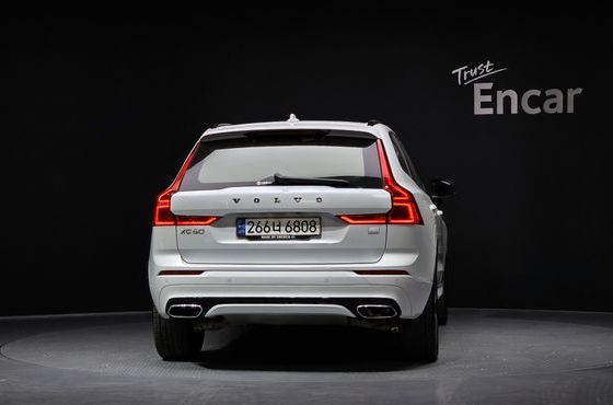 Volvo XC60 T8 R-Design — пробег 56 860 км — фото 4 из 5