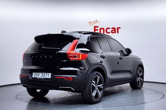 Volvo XC40 T4 R-Design — пробег 99 211 км — фото 2 из 5