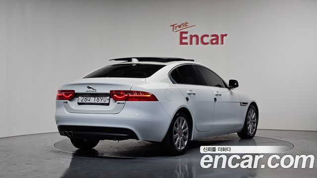Jaguar XE 20d Prestige — пробег 92 685 км — фото 2 из 5