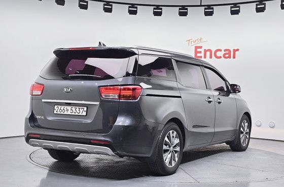 Kia Carnival 9-seater Luxury — пробег 212 314 км — фото 2 из 5