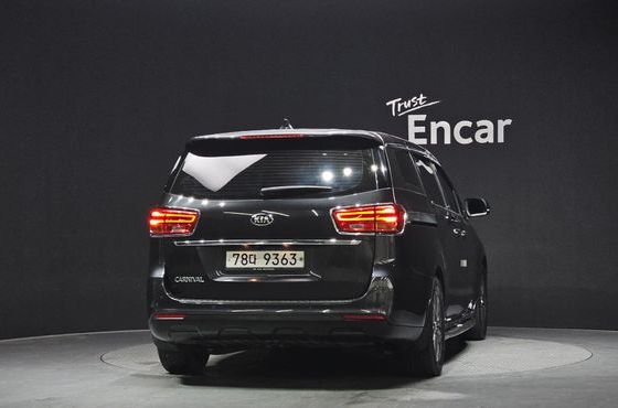 Kia Carnival 11-Seater Deluxe — пробег 80 659 км — фото 4 из 5