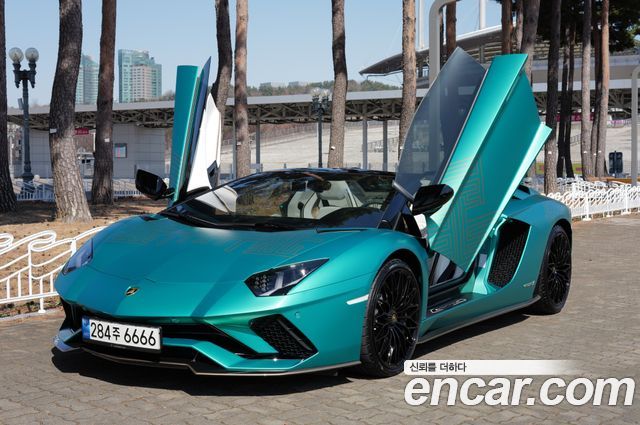 Lamborghini Aventador S LP740-4 Roadster — пробег 4 260 км — фото 1 из 5