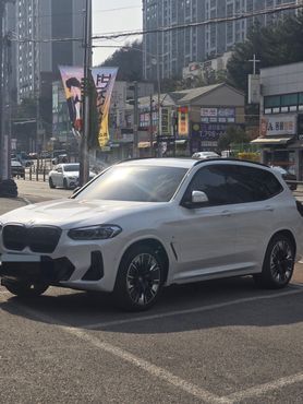 BMW iX3 M Sports — пробег 16 000 км — фото 1 из 5