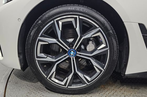 BMW i4 eDrive40 M Sports — пробег 100 095 км — фото 5 из 5