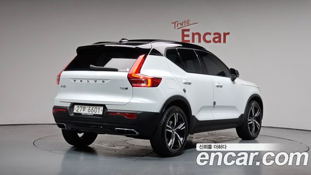 Volvo XC40 T4 R-Design — пробег 46 947 км — фото 2 из 5