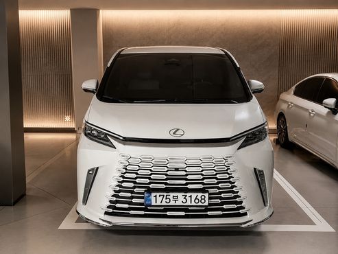 Lexus LM 500h Executive — пробег 2 804 км — фото 1 из 5
