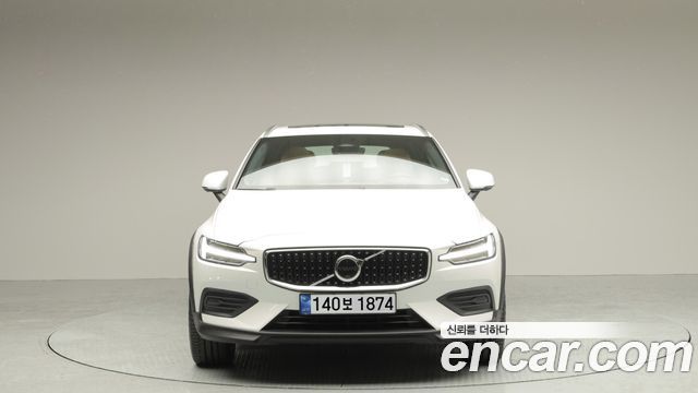 Volvo V60 B5 Ultra AWD — пробег 3 897 км — фото 2 из 5