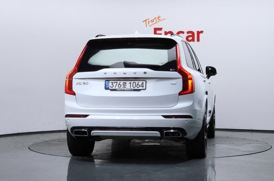 Volvo XC90 T8 R-Design Hybrid — пробег 69 577 км — фото 4 из 5